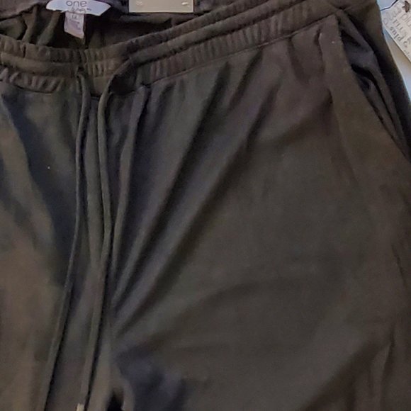 One By Chapter One Women's Black Suede Jogger Capris Pants Plus Size 1X - Picture 7 of 8